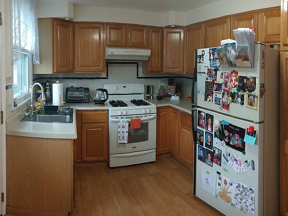 3rd image of 4657 Rose St