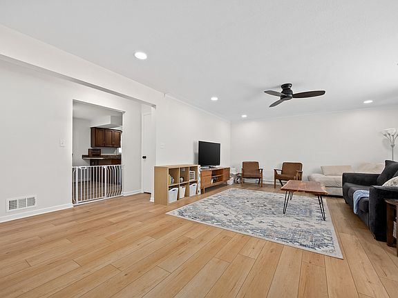 5th image of 2225 Arden Pl