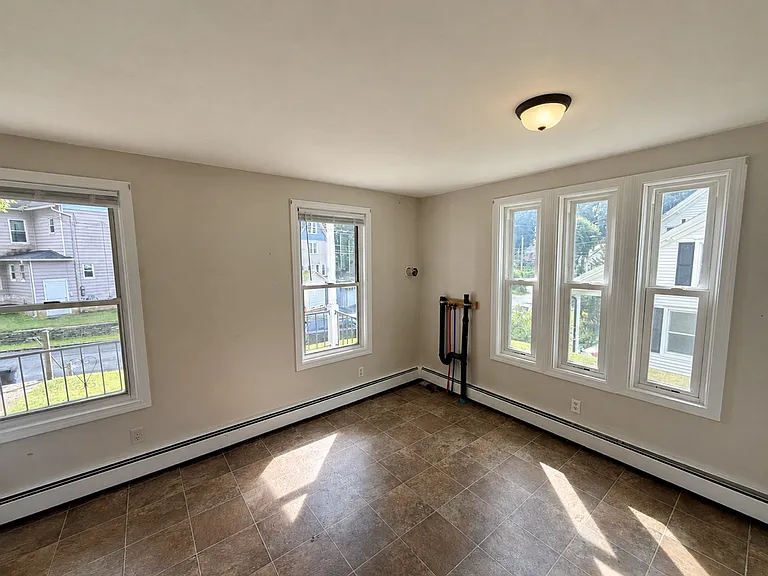 52 Ring St — Photo 2