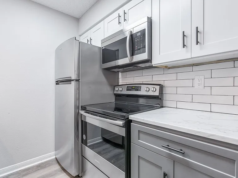 Chateau 68 Apartments — Photo 3