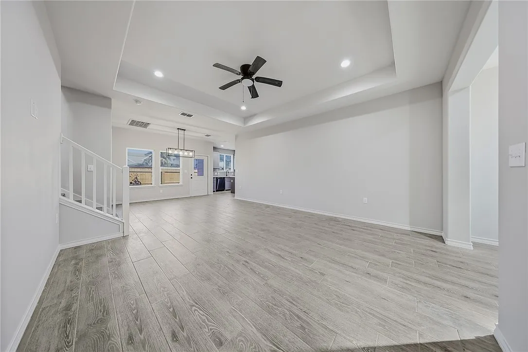4 bed, 3.0 bath, 1801 sqft, $3,300 — Photo 4