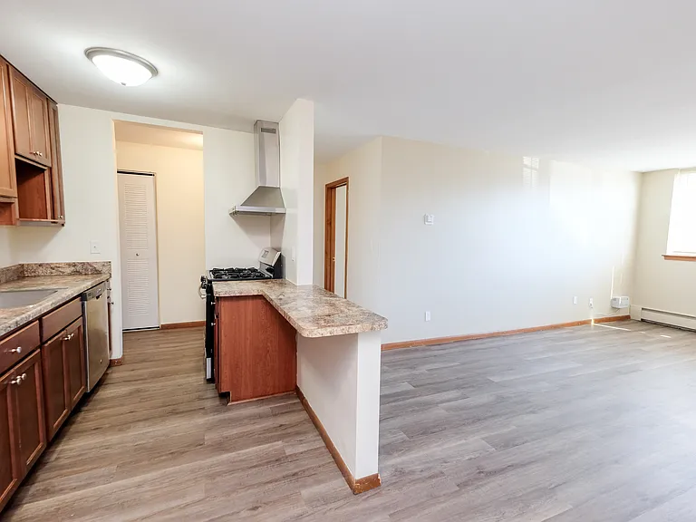 Queen Terrace Apartments — Photo 22
