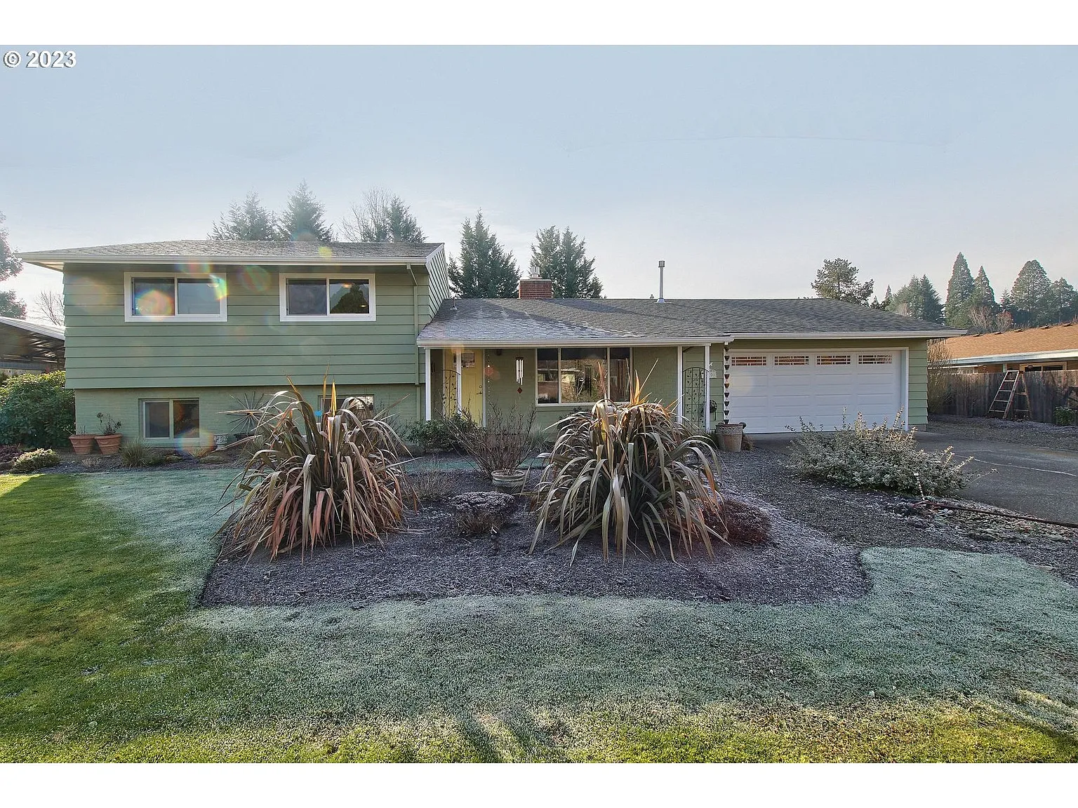 920 NE Darnielle Dr photo 1