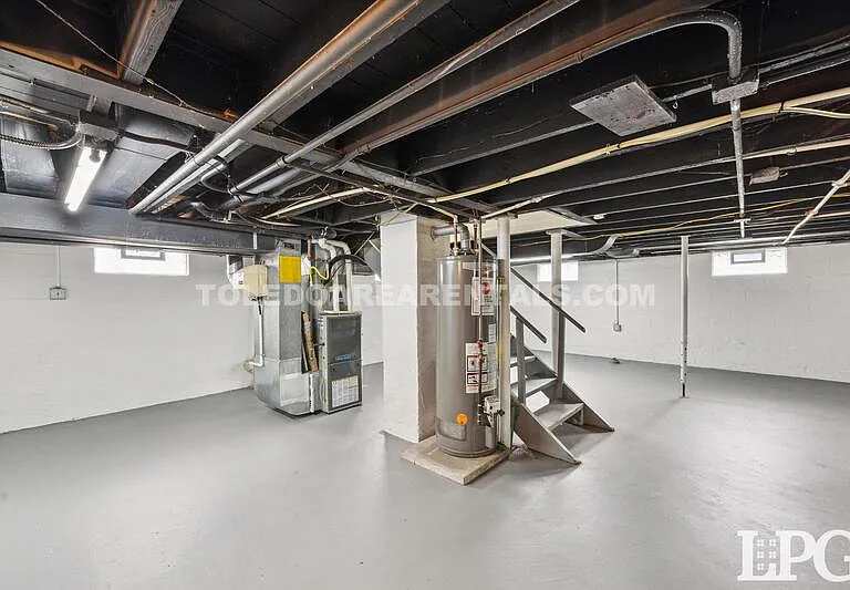 331 California Blvd — Photo 23