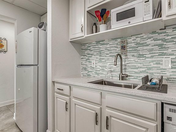 4th image of 336 Fort Pickens Rd APT E200
