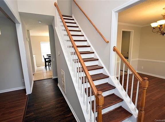 3rd image of 8434 Meadowcroft Ct