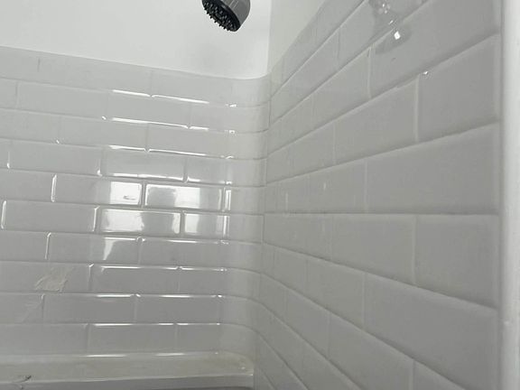 4th image of 4 Abbotsford St #3