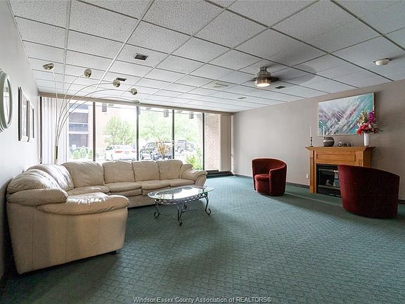 4th image of 3936 Wyandotte St E #701