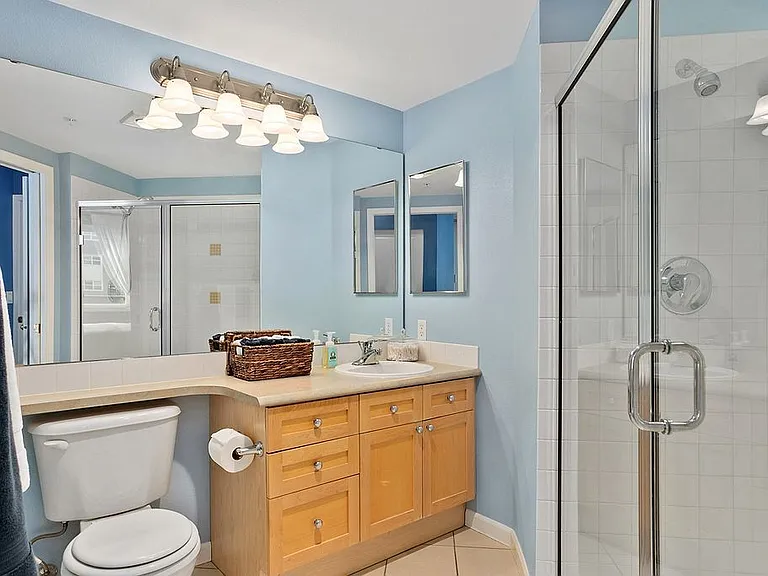 En-suite primary bathroom