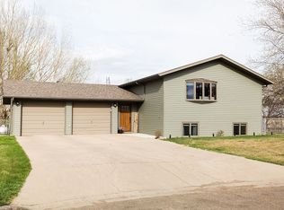 112 13th Circle Dr, Beulah, ND 58523