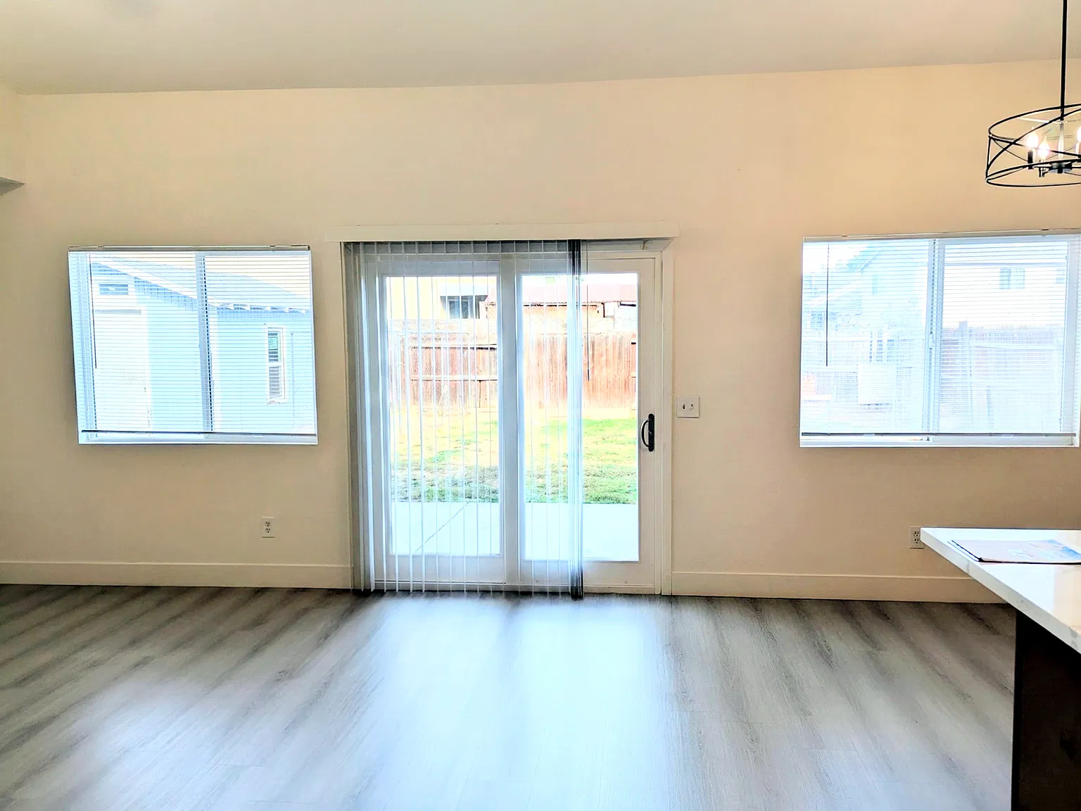 4 bed, 1905 sqft, $2,550 — Photo 3