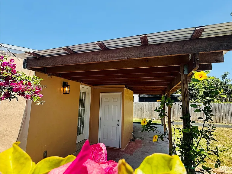 2318 Dewey St — Photo 4
