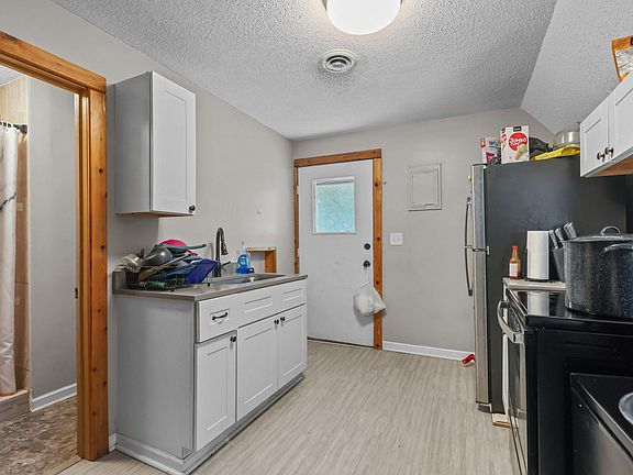 3rd image of 3047 Grand St NE