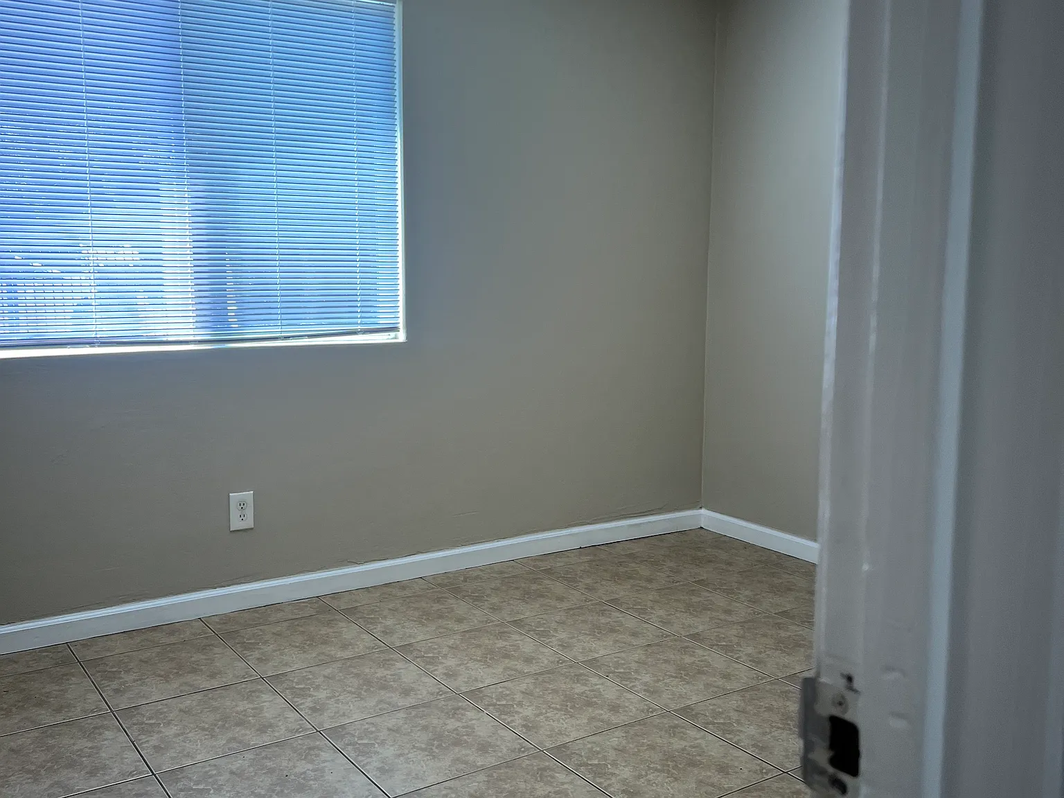 2 bed, 990 sqft, $1,300 — Photo 4