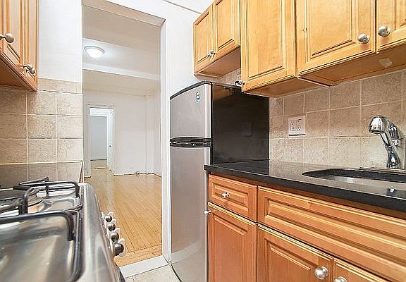 4th image of 135 E 50th St APT 7B