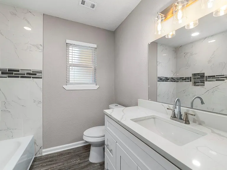 160 W Whitney St — Photo 12
