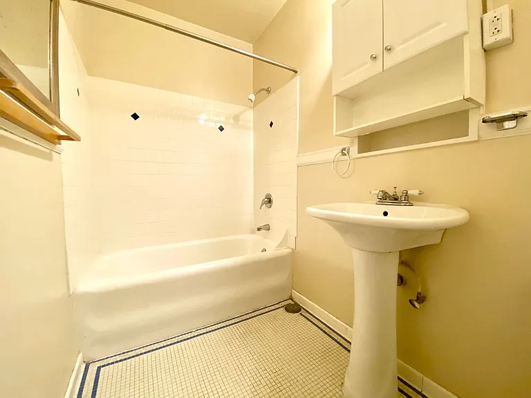 1522 E Olive Way — Photo 23