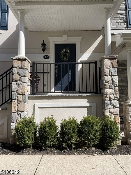 1st image of 17 Carrington Pl