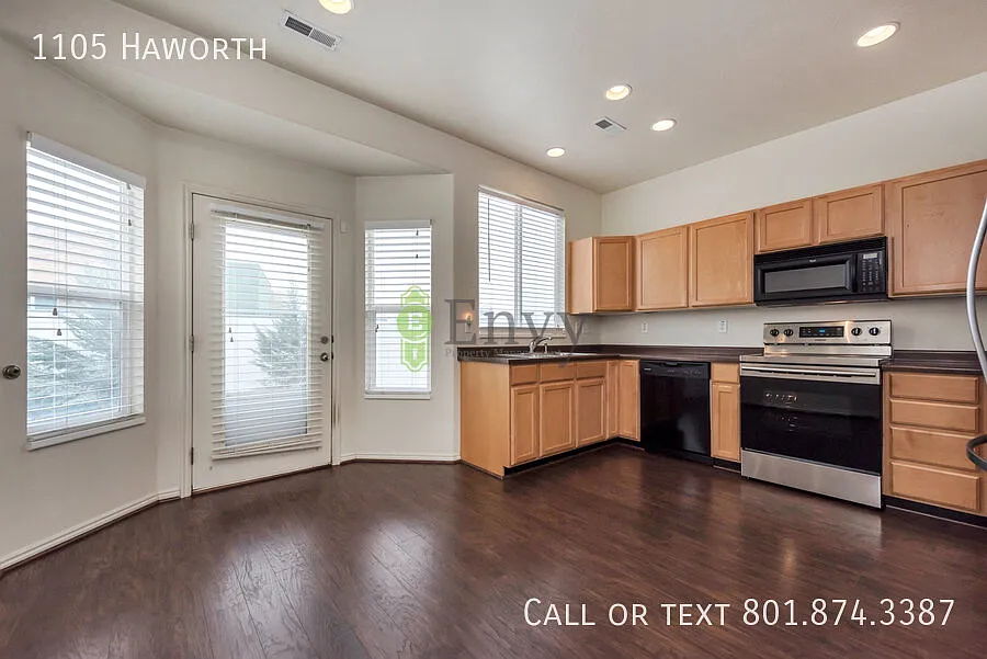 Beautiful Pet Friendly 3 bed/2 bath home in North Salt Lake - Available on September 23rd! — Photo 3