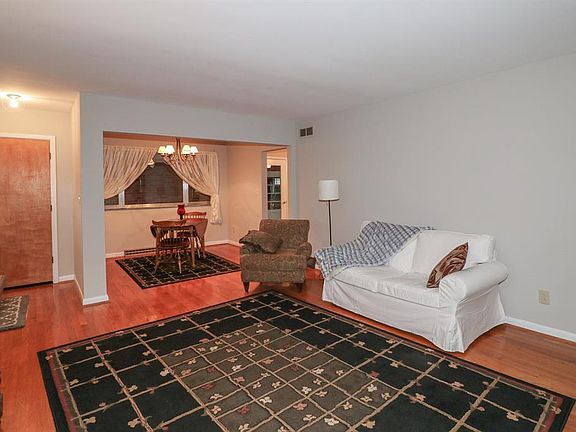 4th image of 32 Sunset Dr