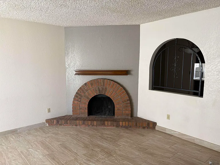 2155 S 14th Ave — Photo 4