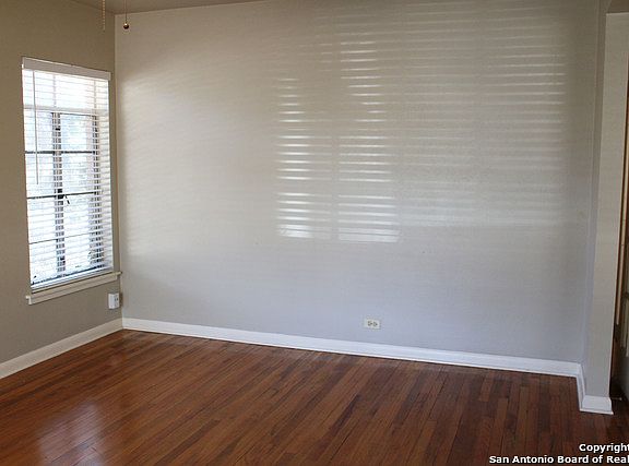 4th image of 240 Wildrose Ave