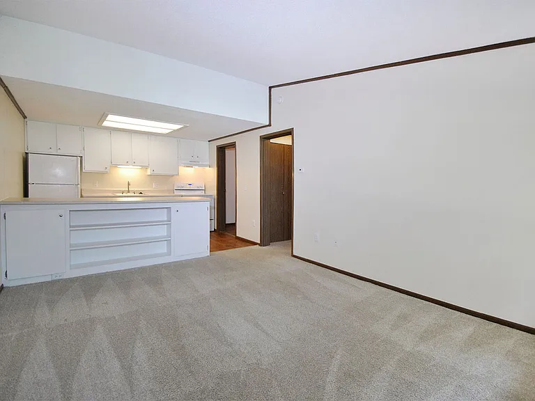 Surrey Park Apartments — Photo 37