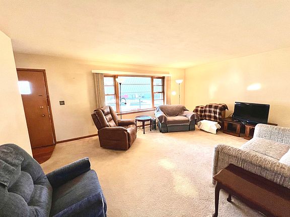 5th image of 810 Emerson Dr