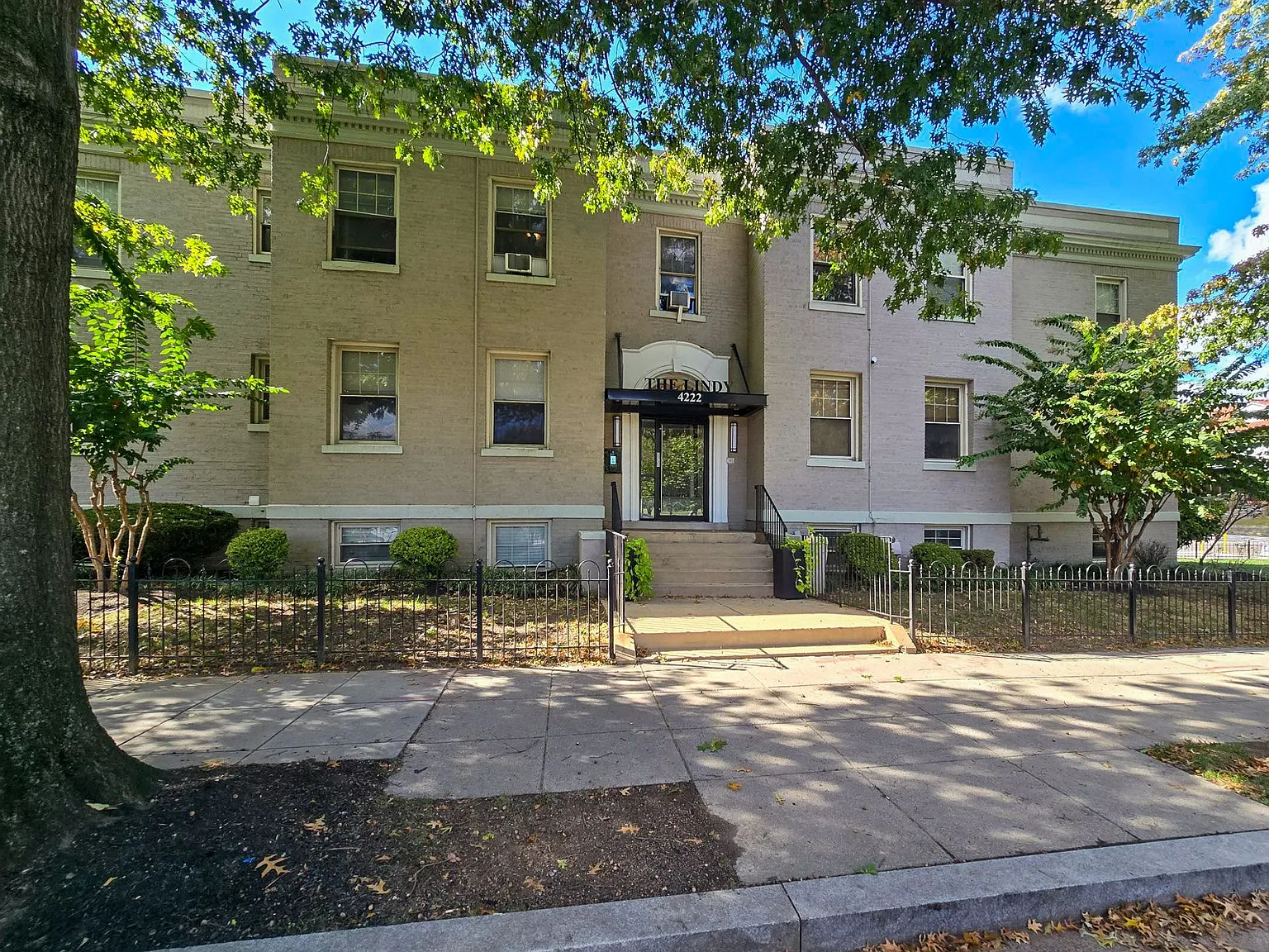 The Lindy — Photo 2