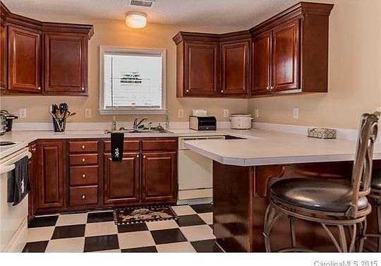 3rd image of 308 Heather Glen Ln