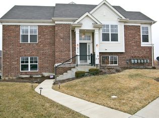 672 Grosvenor Ln, Aurora, IL 60504