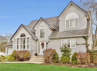 19 Birchwood Dr, Shirley, NY 11967