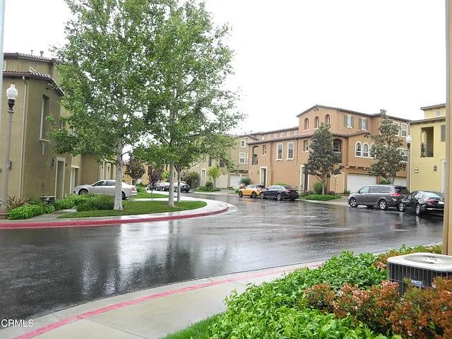 3 bed, 3.0 bath, 1659 sqft, $3,700 — Photo 2