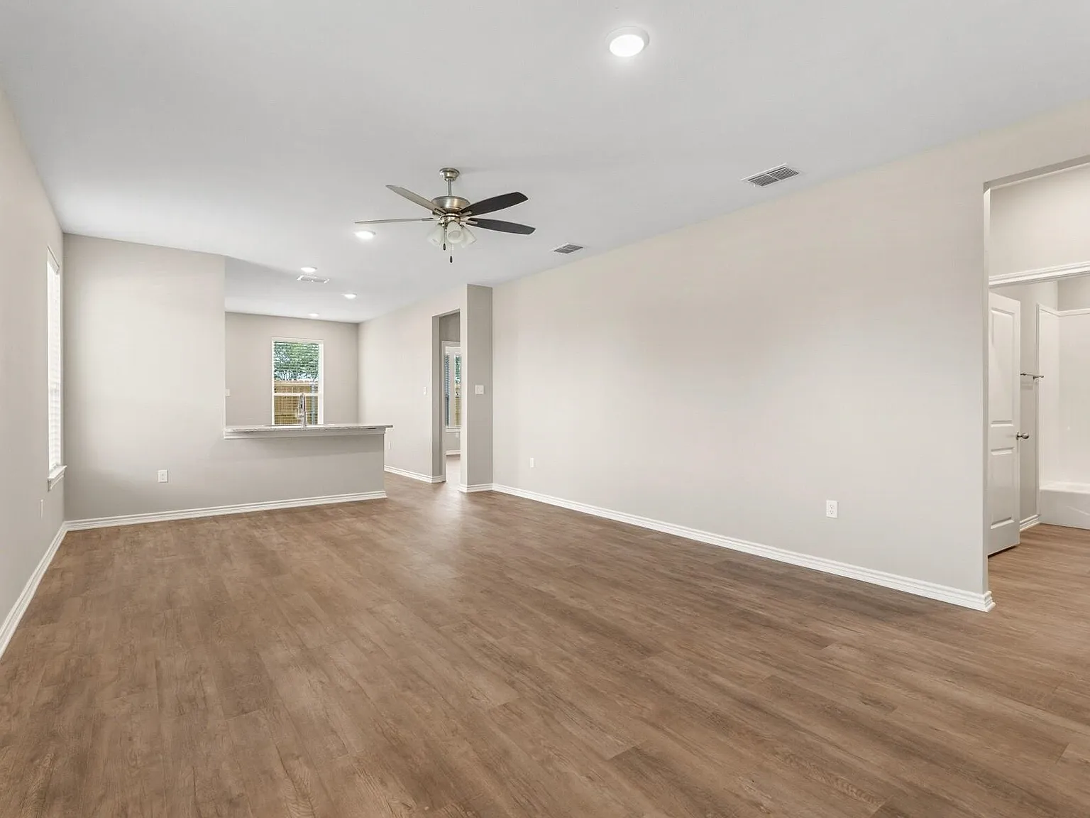 3 bed, 2.0 bath, 1509 sqft, $2,300 — Photo 4