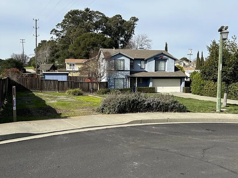 1850 Primrose Ln — Photo 3