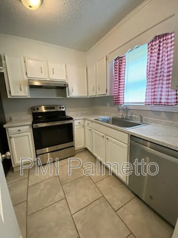 2 bed, 1.5 bath, 1025 sqft, $1,300 — Photo 3