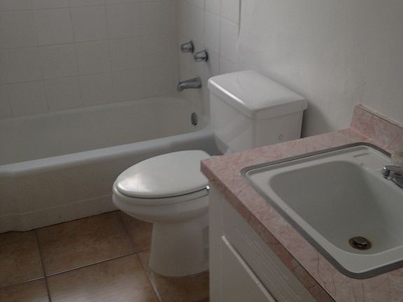 3rd image of 13129 Oxnard St APT 2