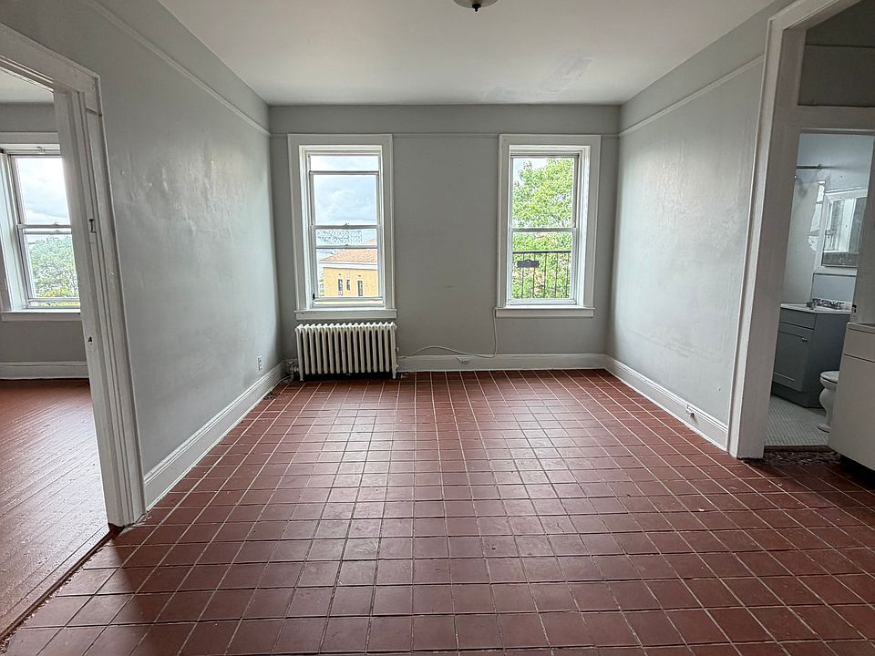 2nd image of 5 Kelly Pkwy #402