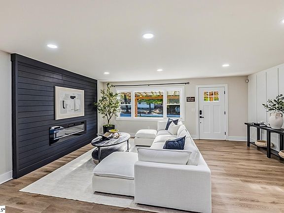 3rd image of 303 Watson Rd