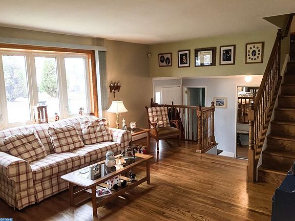 4th image of 1305 Yellowstone Dr