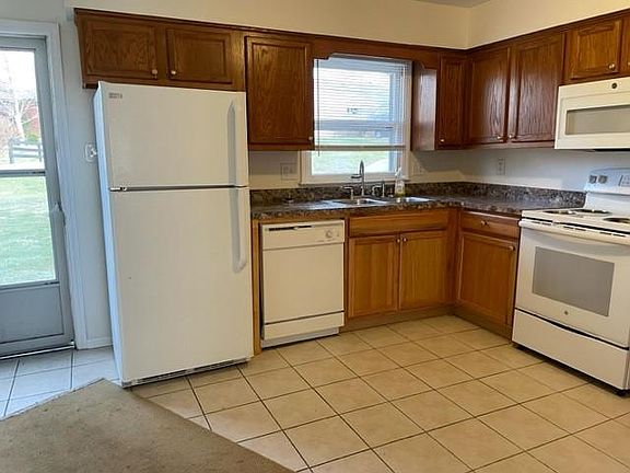 Beautiful Kitchen is roomy