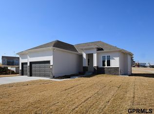 18223 Cheyenne Rd, Omaha, NE 68136