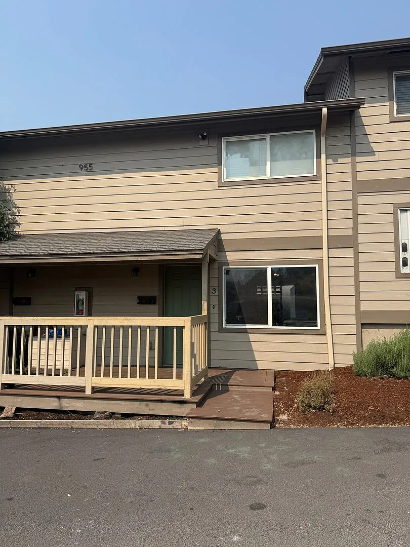 Newly Remodeled 2 Story Unit in Prineville — Photo 2