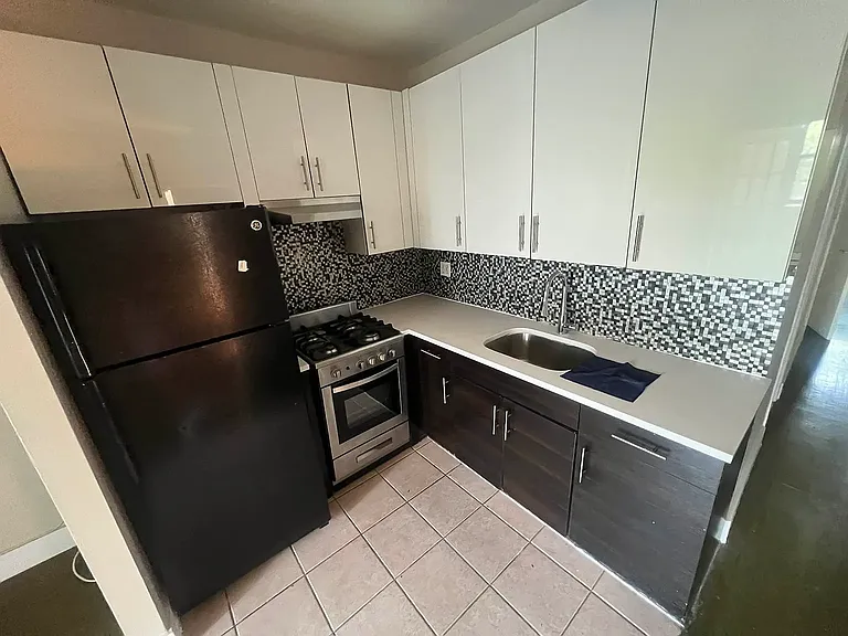 943 Herkimer St #2 — Photo 2