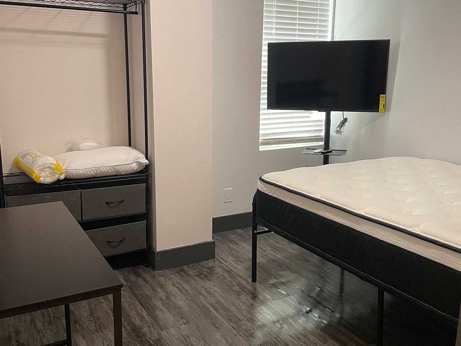 5 bed, 2400 sqft, $750 — Photo 1
