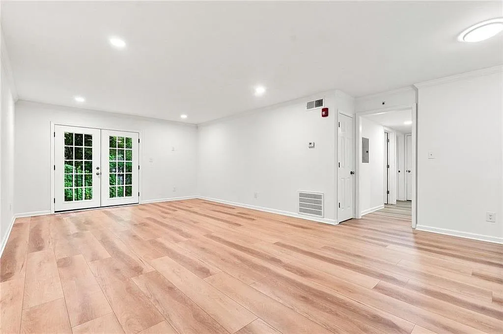 3 bed, 2.0 bath, 1203 sqft, $2,200 — Photo 4