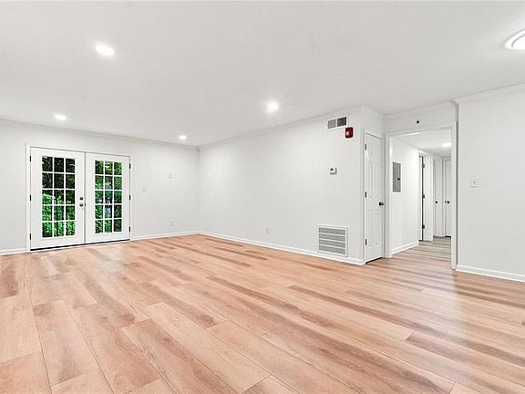 4th image of 5095 Roswell Rd Unit 203