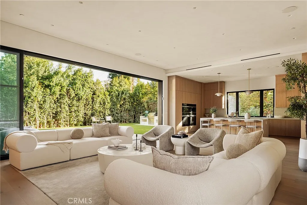 5 bed, 5.5 bath, 4002 sqft, $24,000 — Photo 2