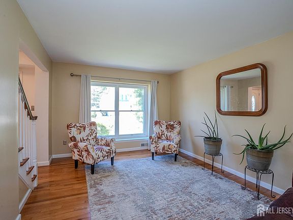 4th image of 46 Lynn Ct