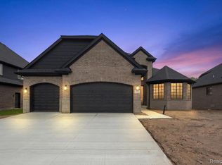 24462 Sawgrass Dr, Macomb, MI 48042